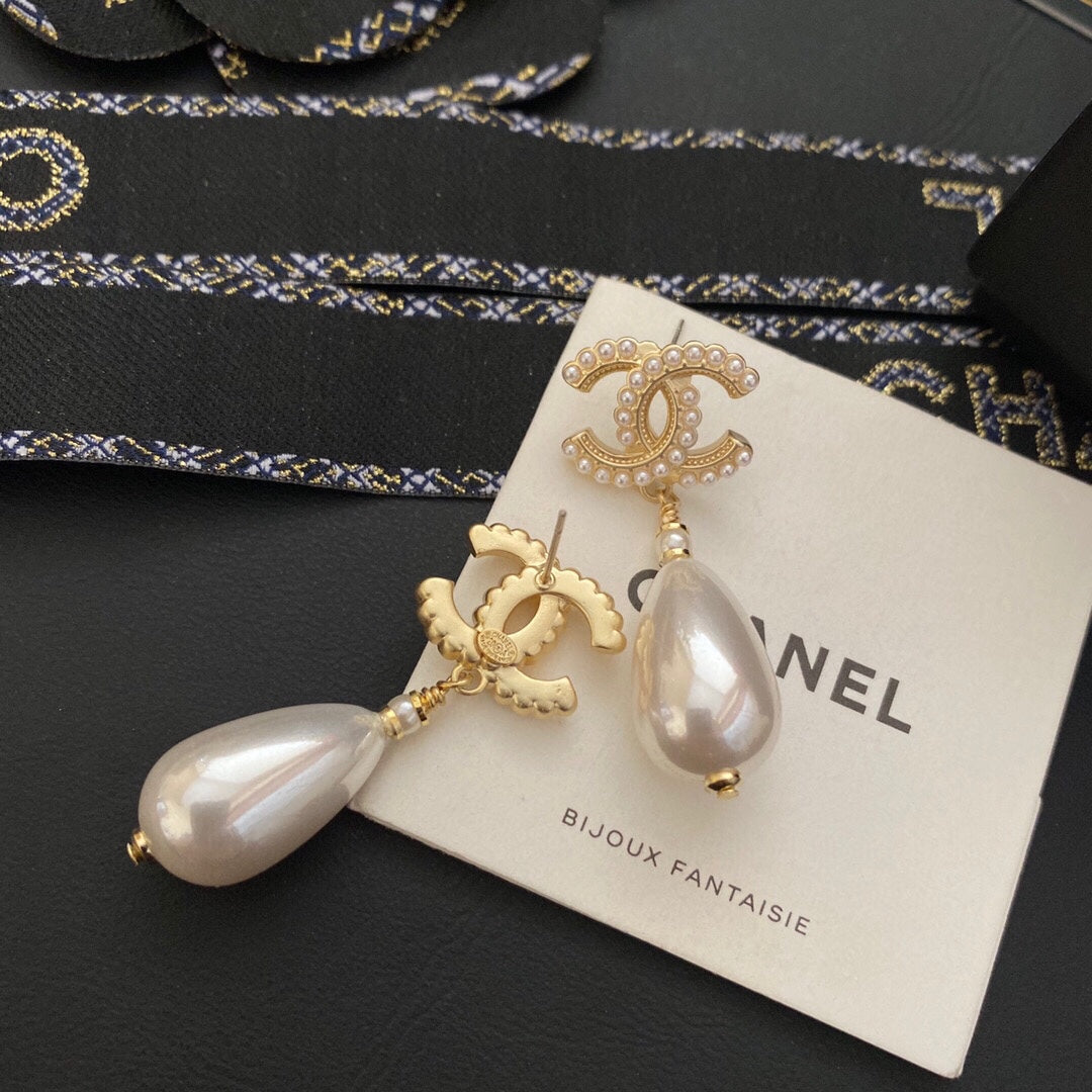 Classic pearl earrings