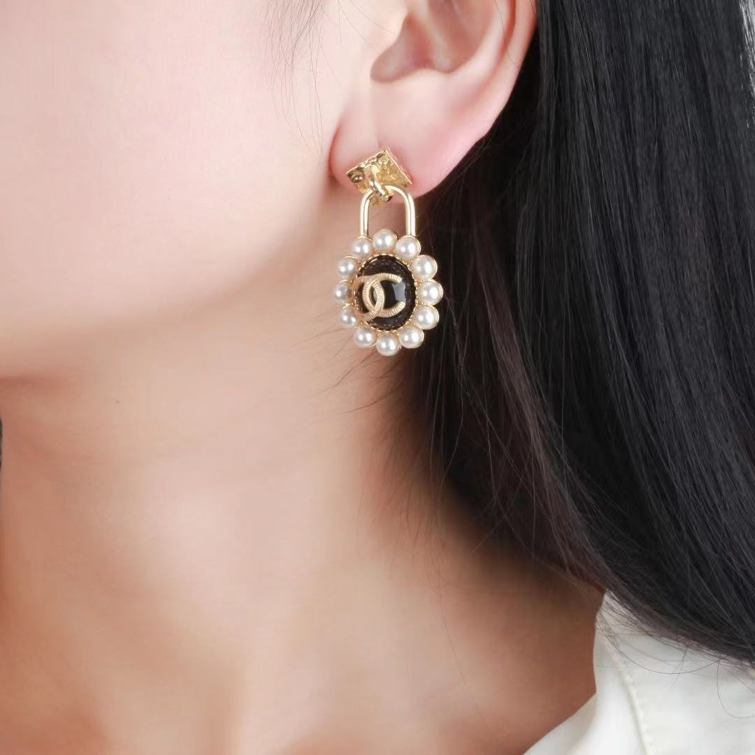 Lock Pearl Earrings