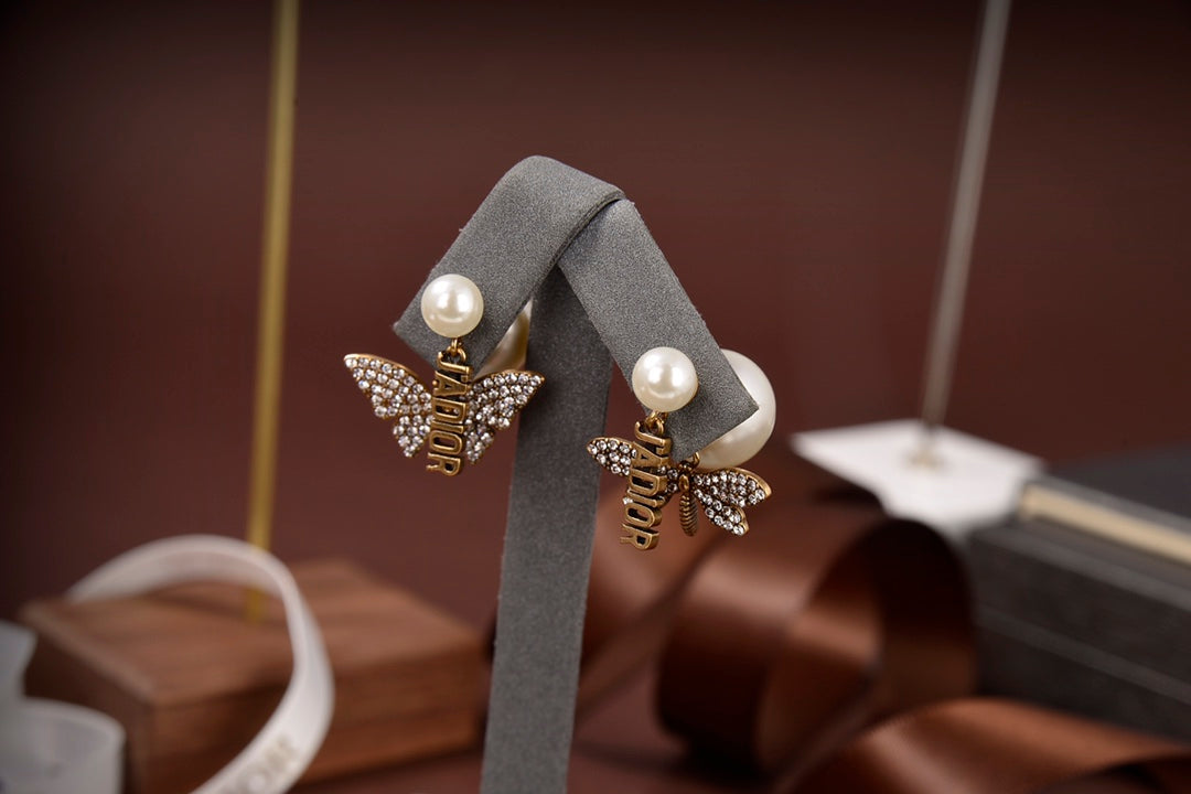 Classic Bee Collection Pearl Earrings