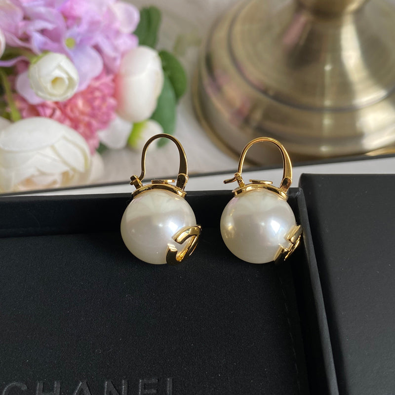 Retro Gold-Plated Pearl Earrings