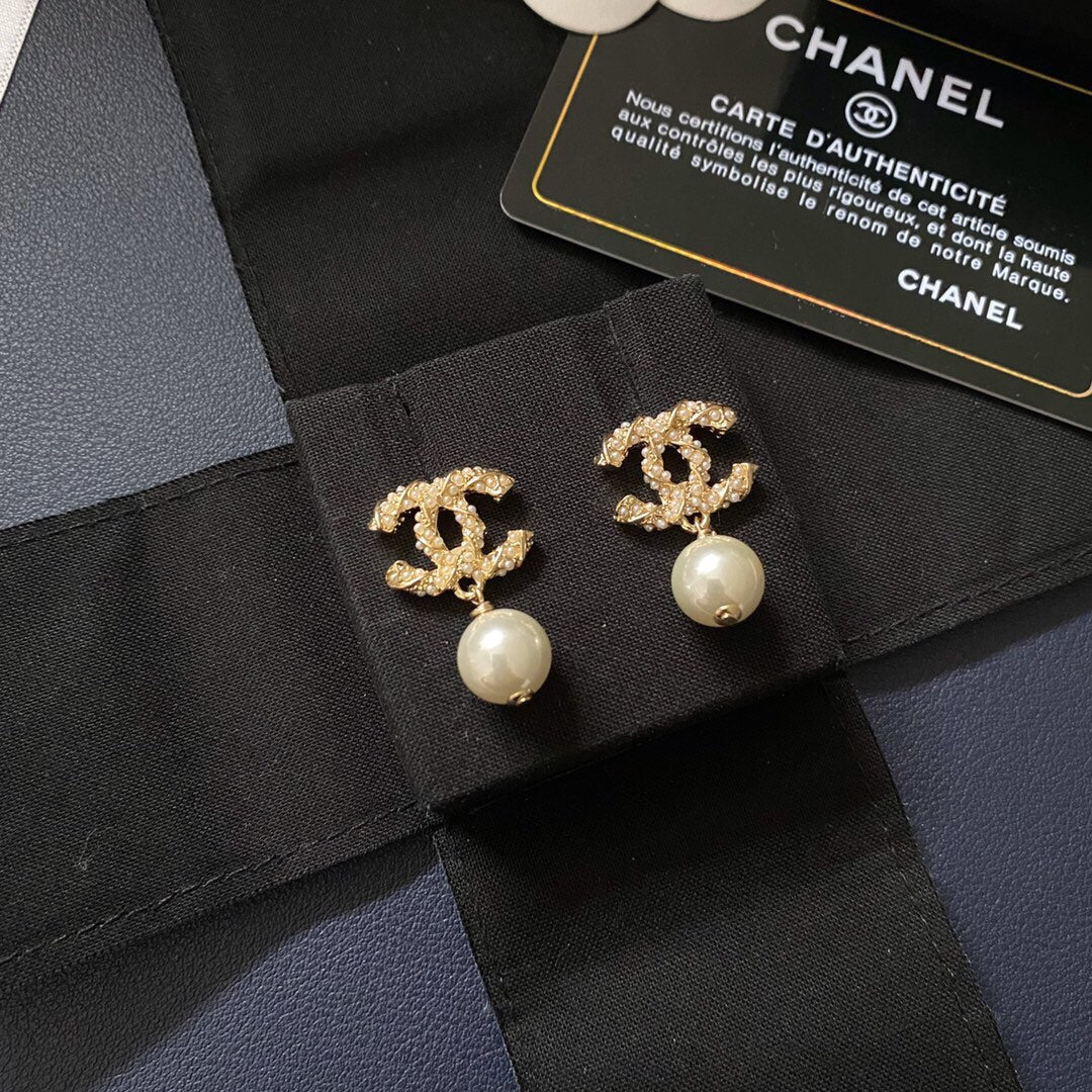 Classic Pearl Earrings