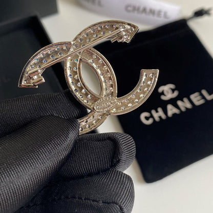 Temperament Full Diamond Brooch