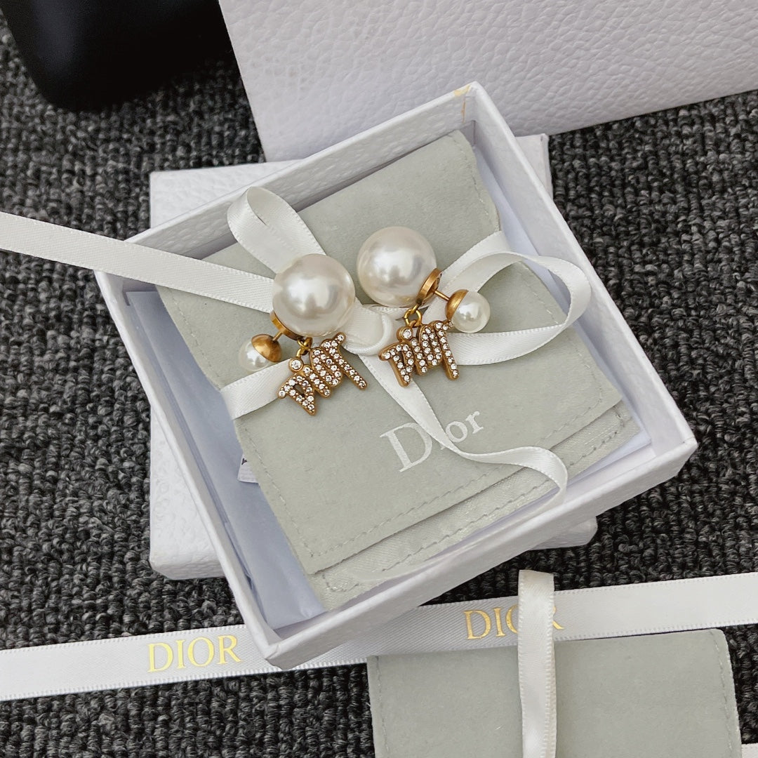 Temperament Diamond Letter Pearl Earrings