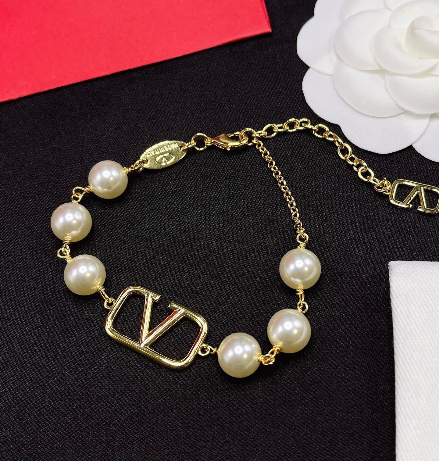 Pearl V bracelet