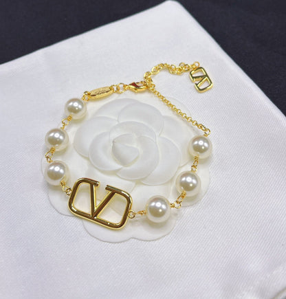 Pearl V bracelet