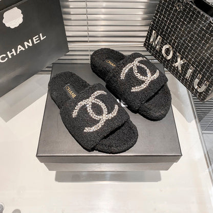 Diamond Logo Flat Fur Slippers