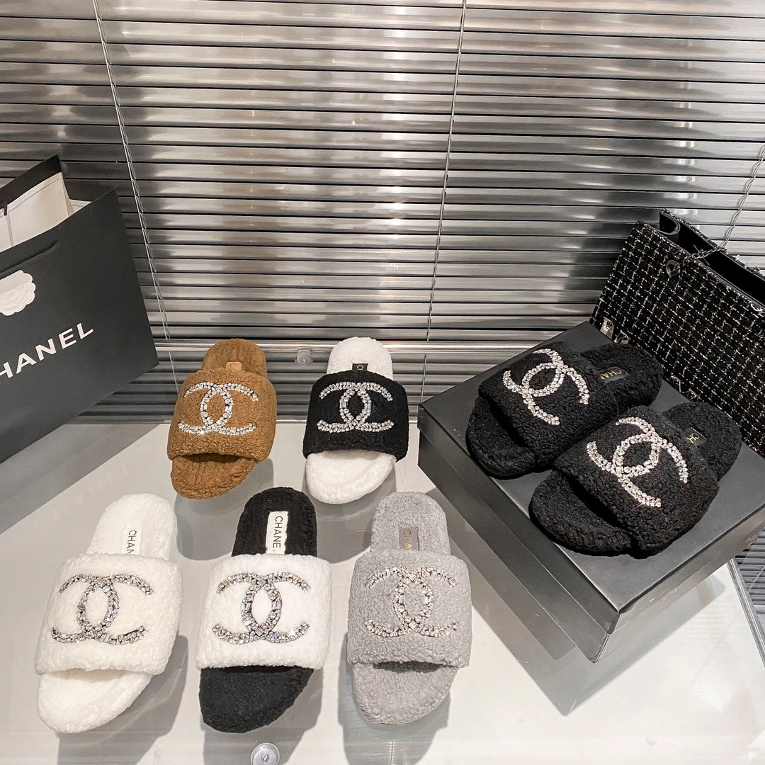 Diamond Logo Flat Fur Slippers