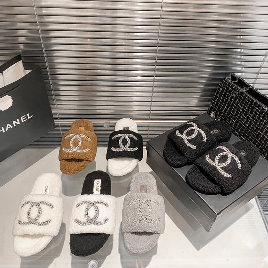 Diamond Logo Flat Fur Slippers