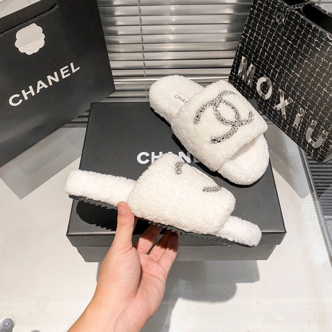 Diamond Logo Flat Fur Slippers