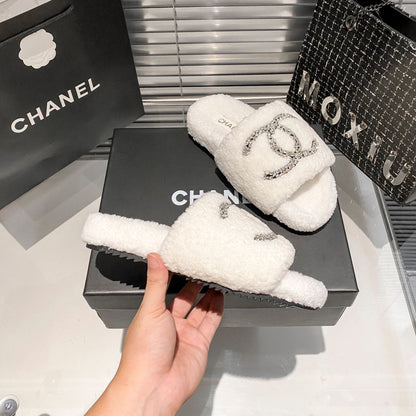 Diamond Logo Flat Fur Slippers