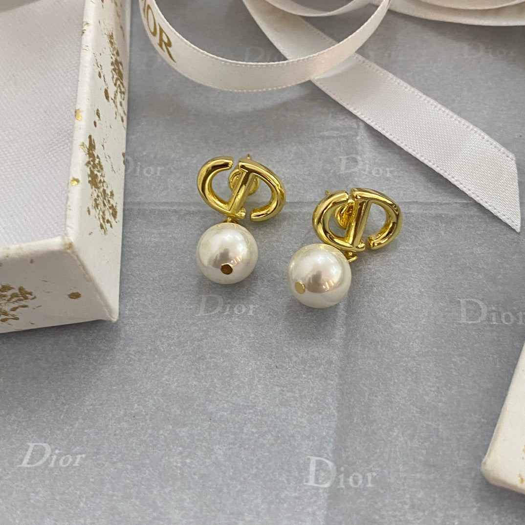 Fashion Metal Pearl Pendant Earrings