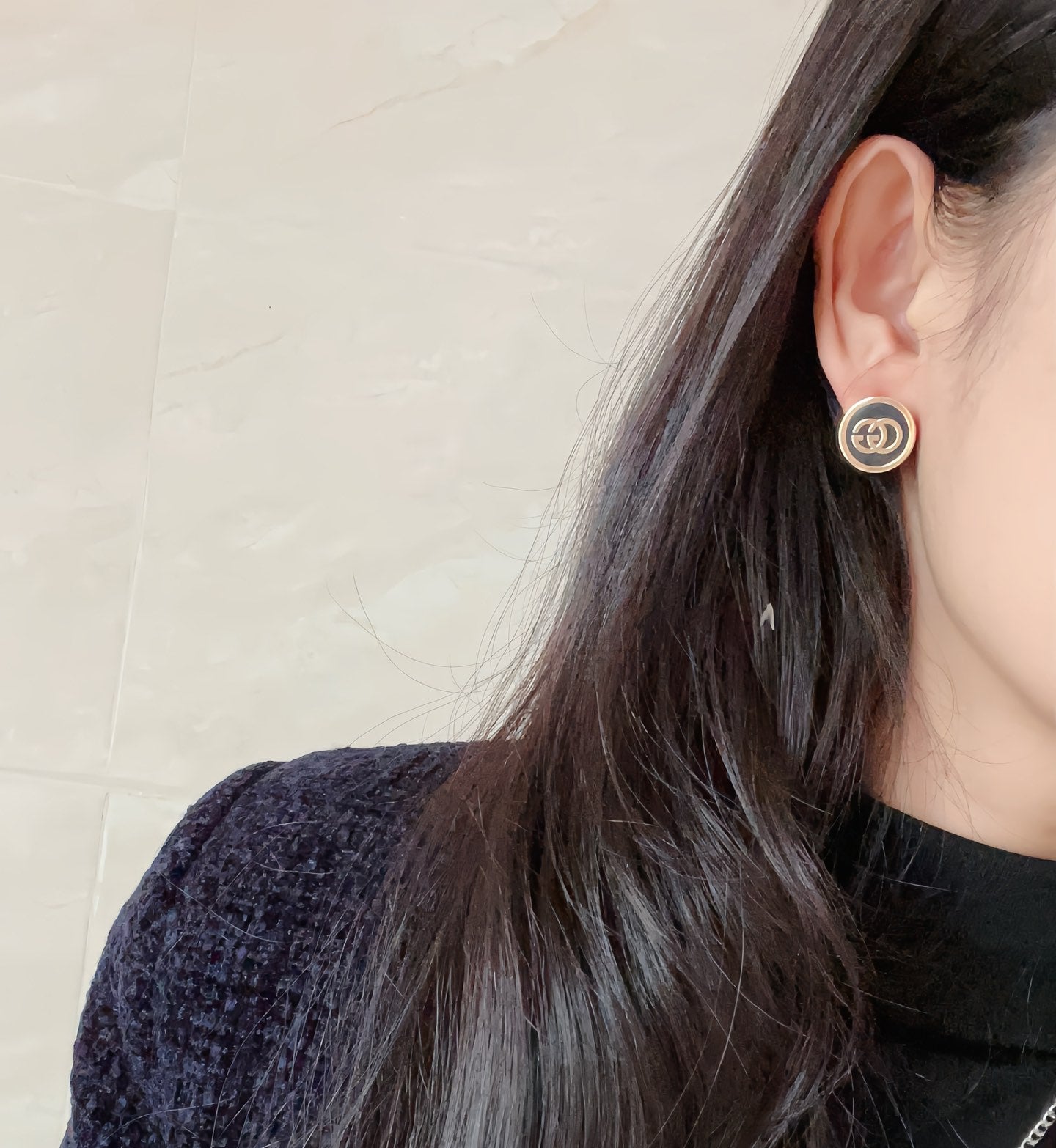 Stylish simple G earrings