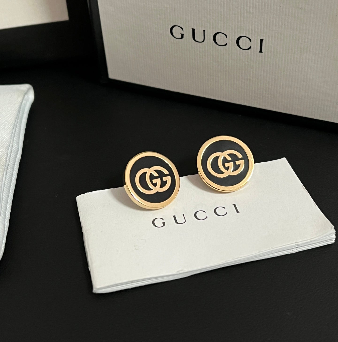 Stylish simple G earrings