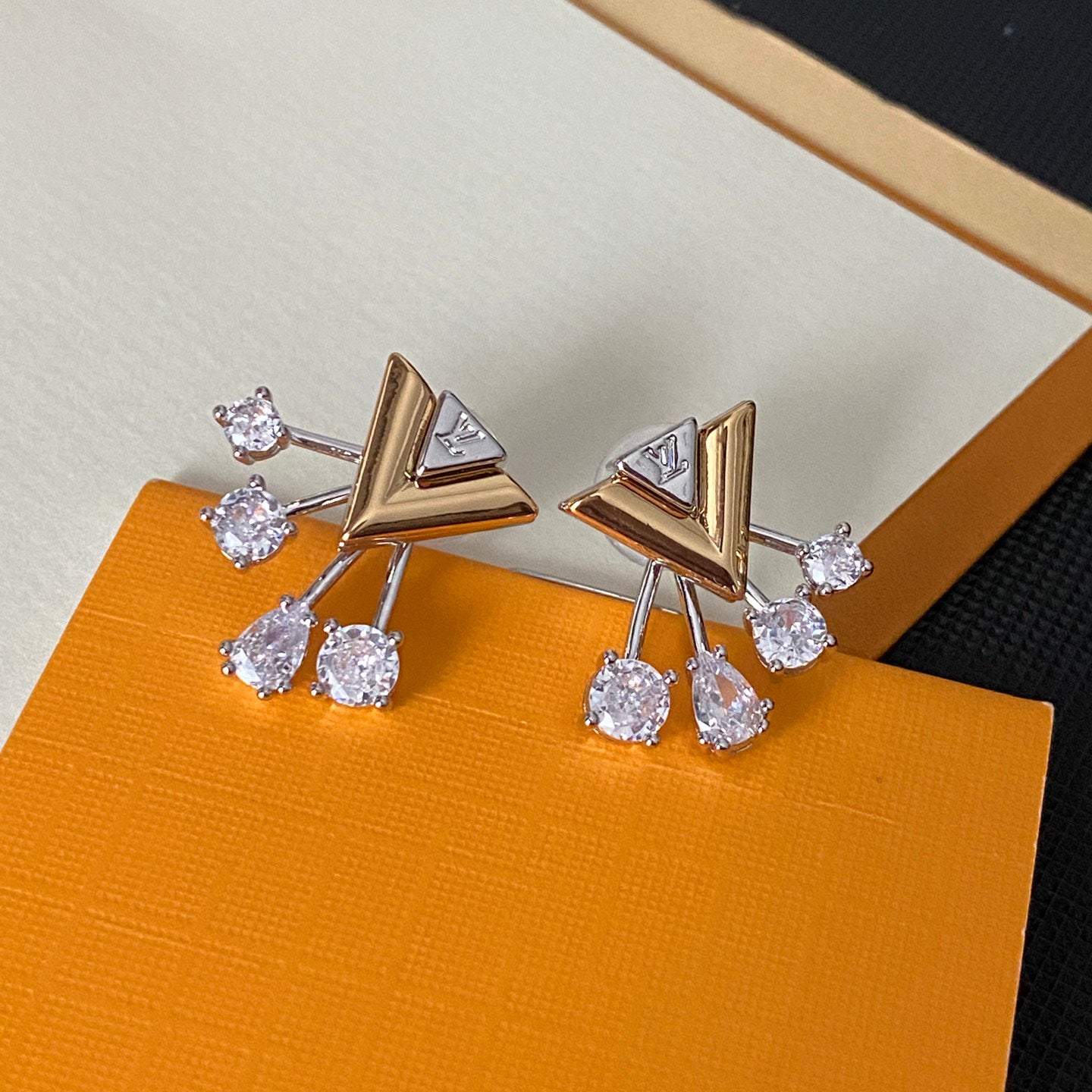 Retro V-shaped Crystal Pendant Earrings