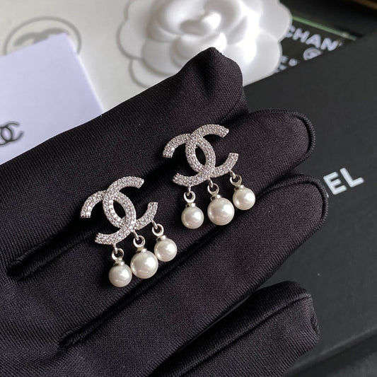 Temperament Pearl Pendant Earrings